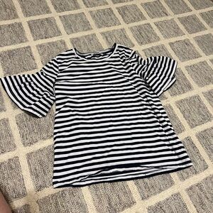 Ruffle sleeve top size L form fitting